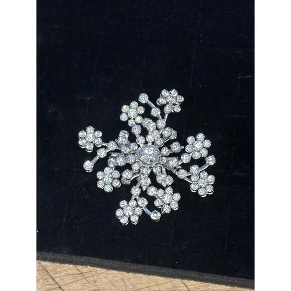 Vintage Snowflake Brooch Pin With Clear Rhinestones - Picture 7 of 7
